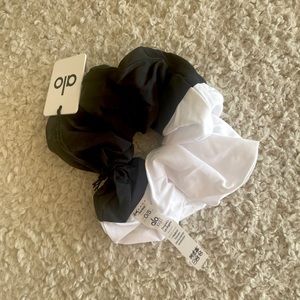 Alo black and white oversized hair scrunchie